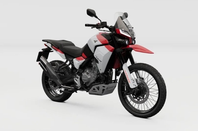 <div class='descrGalleryTitle'>Moto Morini Alltrhike</div><div class='descrGalleryText'><p>La <b><a href="https://www.dueruote.it/news/moto-scooter/2024/11/05/moto-morini-alltrhike-novita-eicma-2024.html">Alltrhike</a> </b>nasce proprio come <b>rivale della 450MT</b> e grossomodo ne ricalca le caratteristiche principali. 450 cc, qualche cavallino in più, 44, ruote da 21 e 17” con cerchi tubeless ed escursione rispettivamente di 210 e 190 mm, peso a secco di 170 kg. La forcella è una Kayaba da 41 mm, il mono è sempre Kayaba e regolabile in precarico e idraulica; <b>la sella è bassa, solo 820 mm</b>, così che tutti possano toccare agevolmente e saldamente con entrambi i piedi, elemento fondamentale per trovare confidenza quando si lascia l’asfalto. Ricca la dotazione, con paracoppa in metallo, prese USB e USB-C, <b>sistema di navigazione</b>, parabrezza regolabile e cavalletto centrale. Prezzo per ora sconosciuto.</p>
</div>